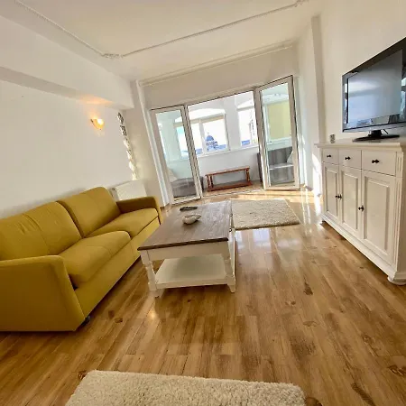 Апартамент Downtown Apartment & Free Parking