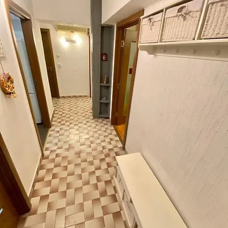 Downtown Apartment & Free Parking Апартамент Крайова